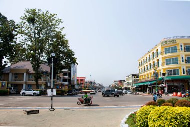NAKHON PHANOM, THAILAND - 2 Ekim 2019 'da Nakhon Phanom, Tayland' da, Tayland halkı ve yabancı yolcular, Nityo yolundaki trafik kavşağında otomobil ve bisiklet sürerler.