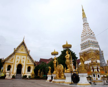 NAKHON PHANOM, THAILAND - 2 Ekim 2019 'da Nakhon Phanom, Tayland' da Phanom Tapınağı 'nı ziyaret edip namaz kılan insanlar için Phanom Tapınağı