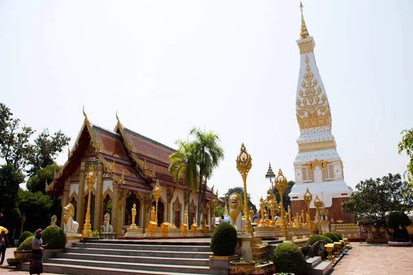 외국인 여행자들 사람들을 방문하여 유물에 경의를 표하는 바이고 Wat Phra — 스톡 사진