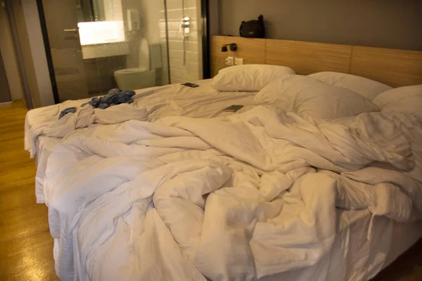 Tempat Tidur Setelah Tamu Menggunakan Layanan Dan Dekorasi Interior Butik — Stok Foto