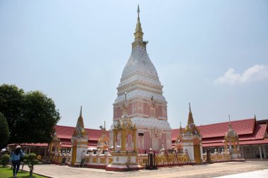 Renu Nakhon 'un yabancı gezginler ve Taylandlılar için tapınağı olan Pembe ve beyaz renkli pagoda ya da Wat Phra' nın stupa 'sı ziyaret edip Buda ve Buda' nın Nakhon Phanom, Tayland 'daki kutsal emanetlerine saygı gösterir.