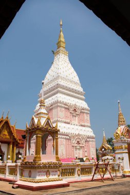 NAKHON PHANOM, THAILAND - 2 Ekim 2019 tarihinde Nakhon Phanom, Tayland 'da ziyaret ve saygı duaları için Renu Nakhon Tapınağı 