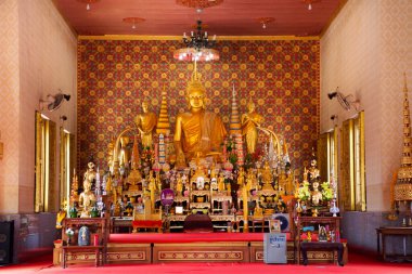 NAKHON PHANOM, THAILAND - 2 Ekim 2019 'da Tayland Nakhon Phanom, Tayland' da ziyaret ve saygı Renu Nakhon 'un Wat Phra' nın Pagoda veya Stupa ve Altın Buda heykeli