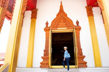 NAKHON PHANOM, THAILAND - 2 Ekim 2019 tarihinde Nakhon Phanom, Tayland 'da Renu Nakhon Tapınağı' nda yapılan Wat Phra 'da Pagoda veya Stupa' ya portre ve saygı duası yapan Taylandlı kadınlar