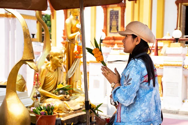 Viajeros Tailandesas Viajan Visitan Posan Retrato Respeto Oración Estatua Buda — Foto de Stock