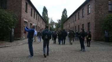 OSWIECIM, POLAND - SEPTEMBER 20: Polonyalı ya da Polonyalı ya da Polonyalı insanlar ve yabancı turistler 20 Eylül 2019 'da Polonya' nın Oswiecim kentinde bulunan Auschwitz toplama kampında gezi ve öğrenme tarihi