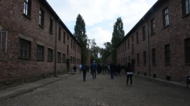 OSWIECIM, POLAND - SEPTEMBER 20: Polonyalı ya da Polonyalı ya da Polonyalı insanlar ve yabancı turistler 20 Eylül 2019 'da Polonya' nın Oswiecim kentinde bulunan Auschwitz toplama kampında gezi ve öğrenme tarihi