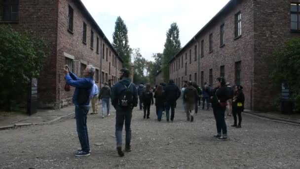 Oswiecim ポーランド 9月20日 ポーランドまたはポーランドの人々と外国人旅行者グループツアーの訪問とアウシュヴィッツ強制収容所の歴史を学ぶ2019年9月20日にポーランドのOswiecimで — ストック動画