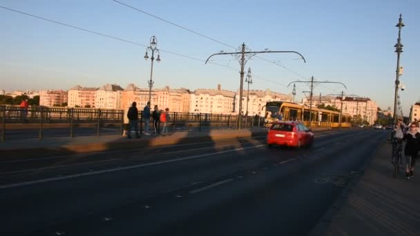 Budapest Ουγγαρια Σεπτεμβριου Κυκλοφοριακός Δρόμος Τρένο Τραμ Και Ούγγρους Επιβάτες — Αρχείο Βίντεο