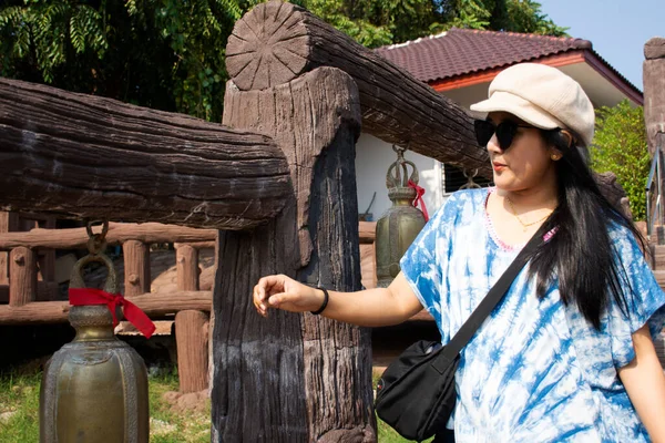 Reizigers Thai Vrouwen Reizen Bezoek Ritueel Klop Metalen Bel Voor — Stockfoto