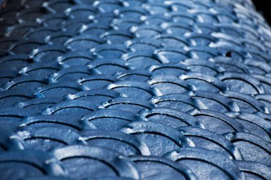 Tayland 'ın Mukdahan kentindeki Mukdahan Milli Parkı' na seyahat ve ibadet eden yabancılar için Wat Roi Phra Phutthabat Phu Manorom 'daki büyük mavi Naka ve beyaz Buda heykeli.