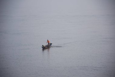 Tayland ve Laos halkı balık tutmak ve Mekhong Nehri 'nin ışık yüzeyini yansıtmak için uzun kuyruk teknesine biniyor ve sabah saatlerinde Tayland' ın Mukdahan şehrinde güneş ışığını yakıyor.