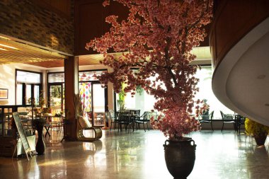 MUKDAHAN, THAILAND - 2 Ekim 2019 'da Mukdahan, Tayland' daki tatil otelinde gezginler ve misafirler için modern lüks lobi salonu