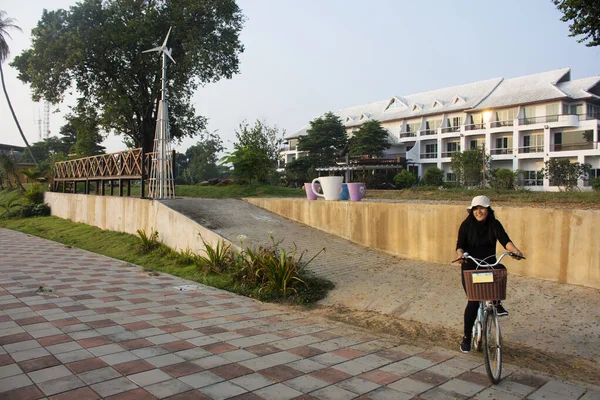 Mukdahan Thailand October Thai Women Biking Bicycle Street Riverside Mekhong — Stock Photo, Image