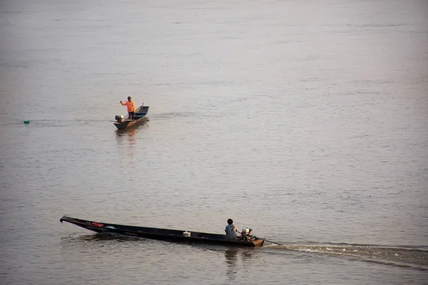Tailandês Laos Pessoas Montando Barco Cauda Longa Para Pesca Captura — Fotografia de Stock