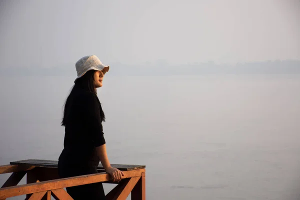 Les Femmes Thaïlandaises Voyagent Visite Pose Portrait Paysage Bord Rivière — Photo