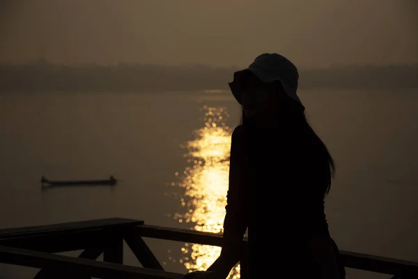 Silhouette Thai Femmes Avec Bateau Longue Queue Reflet Eau Surface — Photo