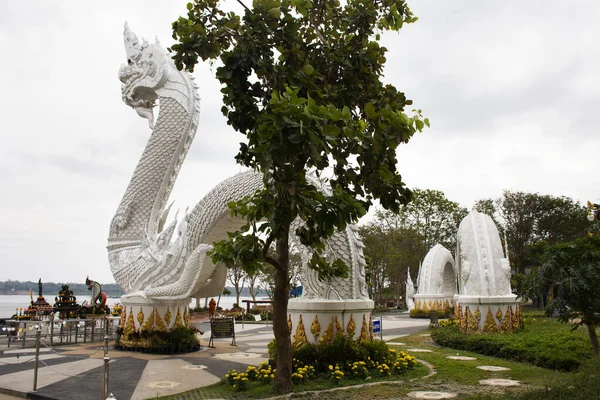 Mukdahan Thailand November Велика Біла Статуя Наки Тайських Подорожніх Подорожують — стокове фото