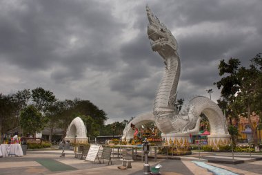 MUKDAHAN, THAILAND - 12 Ekim 2019 'da Tayland' ın Mukdahan kentinde Kaeng kabao kanyonuna seyahat eden gezginler için büyük beyaz naka heykeli.