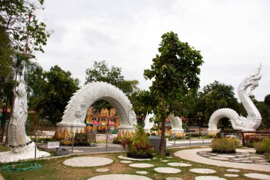MUKDAHAN, THAILAND - 12 Ekim 2019 'da Tayland' ın Mukdahan kentinde Kaeng kabao kanyonuna seyahat eden gezginler için büyük beyaz naka heykeli.