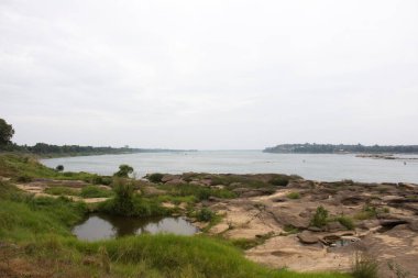Mukdahan, Tayland 'daki KaengKabao şehrindeki Kaeng kabao' da yağmur fırtınası sırasında Maekhong veya mekong nehrinin en büyük kaya resifini ve hareketli suyunu görün.
