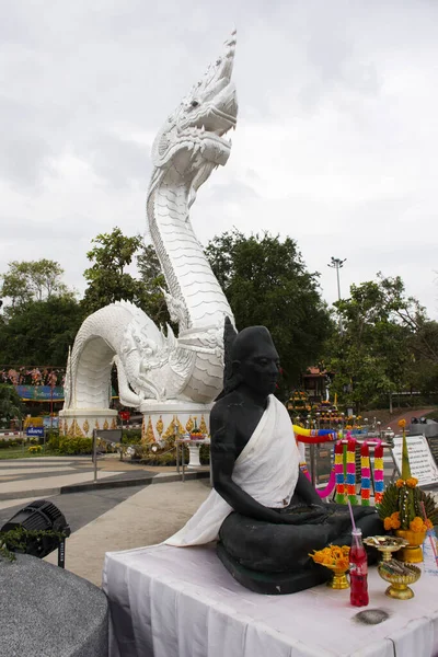 Mukdahan Thailandia Novembre Una Grande Statua Naka Bianca Viaggiatori Thailandesi — Foto Stock