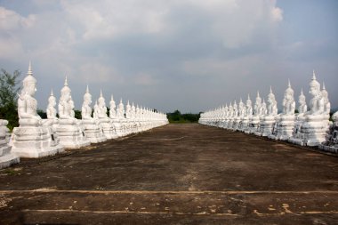 SAKON NAKHON, THAILAND - 2 Ekim 2019 'da Tayland' ın Sakon Nakhon kentinde bulunan Phu Phan 'a dua ederek seyahat eden insanlar için Wat Phrabuddhabat Nam Thip tapınağının Buda heykeli