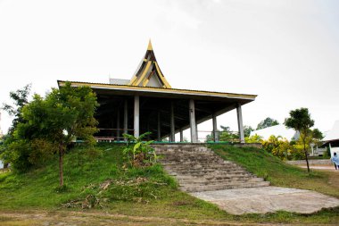 Thai halkı ve yabancı gezginler için Wat Phra Buddhabat Nam Thip Tapınağı. Tayland 'ın Sakon Nakhon kentindeki Phu Phan şehrini ziyaret edin ve dua edin.