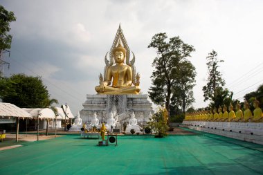 SAKON NAKHON, THAILAND - 2 Ekim 2019 'da Tayland' ın Sakon Nakhon kentinde bulunan Phu Phan 'a dua ederek seyahat eden insanlar için Wat Phrabuddhabat Nam Thip tapınağının Buda heykeli