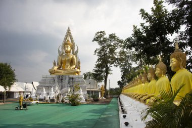 SAKON NAKHON, THAILAND - 2 Ekim 2019 'da Tayland' ın Sakon Nakhon kentinde bulunan Phu Phan 'a dua ederek seyahat eden insanlar için Wat Phrabuddhabat Nam Thip tapınağının Buda heykeli
