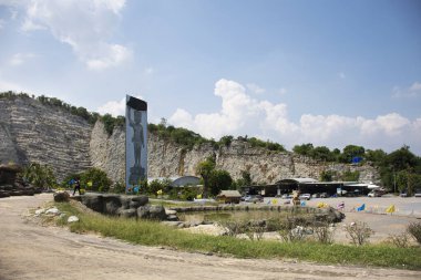 Suphan Buri, Tayland - 28 Ekim 2019 'da Thai halkı için Wat Khao Tham Thiam' ın kayalık uçurumunda Büyük Buda oyması ziyaret ve saygı ile U Thong şehrinde 28 Ekim 2019 'da Suphanburi, Tayland' da dua et.