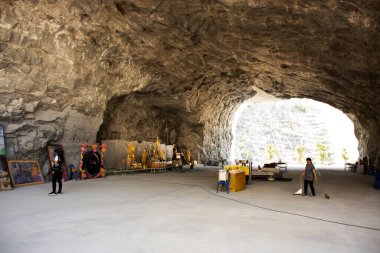 SUPHAN BURI, THAILAND - 28 Ekim 2019 'da Tayland' ın Suphanburi kentinde bulunan Wat Khao Tham Thiam mağarasında seyahat eden gezginler, Buda 'nın meleğine saygı gösterirler.