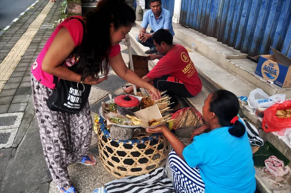 Bali Indonesia March Indonésané Cizinci Kupují Ochutnávají Místní Pouliční Jídlo — Stock fotografie