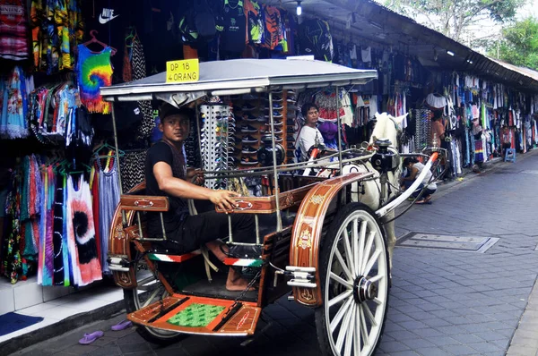 印度支那 2018年3月25日 乘坐马车为印尼游客和外国游客提供服务的巴厘人在印度尼西亚巴厘岛库塔海滩游览 — 图库照片