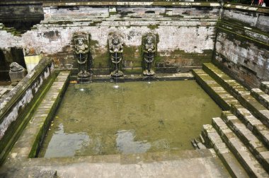 Banyo tapınağı figürleri veya Goa Gajah 'ın kutsal su çeşmesi veya Fil Mağarası önemli Hindu arkeolojik yerleşim yeri insanların Bali, Endonezya' daki Ubud şehrini ziyaret edip saygı duydukları yerler.