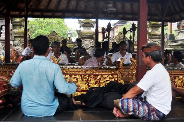 Bali Indonesia Marzo Balinés Tocando Instrumentos Musicales Tradicionales Balineses Actuaciones — Foto de Stock