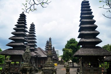 Pura Besakih tapınağının antik Meru kuleleri önemli Hindu arkeolojik alanı gezginler için ziyaret eder ve Endonezya 'nın Bali kentindeki Agung Dağı' na dua eder.