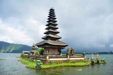Gezginler için Pura Ulun Danu Bratan veya Pura Bratan Hindu Şii tapınağı arkeolojik sahasının Meru kuleleri Bali, Endonezya 'da Bedugul yakınlarındaki Bratan Gölü' nü ziyaret edip namaz kılarlar.