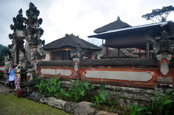 印度支那 2018年3月24日 游客们来到印度尼西亚巴厘岛的布拉特兰湖的Shaivite Shiva神殿Pura Ulun Danu Bratan或Pura Bratan — 图库照片