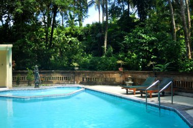 Gezginler için tatil beldesinin dışında yüzme havuzları olan bahçe ve çimenleri gezin ve Endonezya 'nın Bali kentindeki Ubud şehrindeki lüks tatil beldesinde dinlenin.