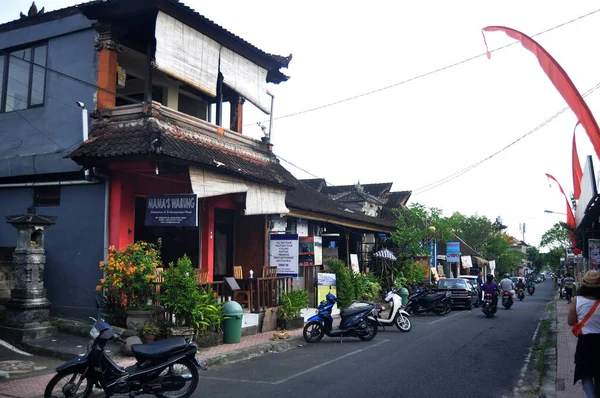 バリ島 インドネシア 3月23日 屋外と交通量の多い道路で外観の建物バリの人々とインドネシアの旅行者は 2018年3月23日にインドネシアのバリ島でウブドで小さな通りを自転車で運転しています — ストック写真