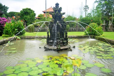 İç tasarım ve Pura Taman Ayun veya Mengwi Tapınağı arkeolojik sahasında Endonezya 'nın Bali kentindeki Ubud şehrinde seyahat eden insanlar için bahçe dekorasyonu