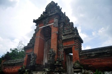 Pura Taman Ayun 'un ya da Mengwi Tapınağı' nın Eski Tapınağı 'na Antik Giriş önemli Hindu arkeolojik alanı. İnsanlar Bali, Endonezya' daki Badung Regency 'ye gidip dua ediyorlar.