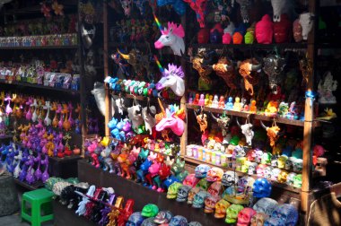 BALI, INDONESIA - 23 Mart 2018 'de Endonezya' nın Bali kentinde Karna Alışveriş Caddesi 'nde balerin ve Endonezyalı insanlar ve yabancı gezginler için hediye ve hediyelik eşya dükkanı