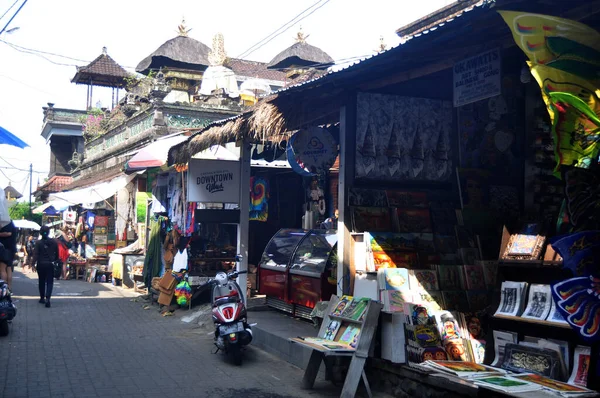 印度支那 2018年3月23日 2018年3月23日 印尼巴厘岛 外国游客参观了在Ubud的Karna购物街购物的礼品店 — 图库照片