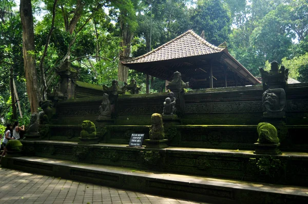 Visita Personas Balinesas Indonesias Viajeros Extranjeros Mandala Suci Wenara Wana — Foto de Stock