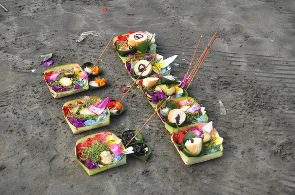 Kurban Töreni Endonezya Bali Kuta Sahili Nde Deniz Kıyısındaki Tanrısal — Stok fotoğraf