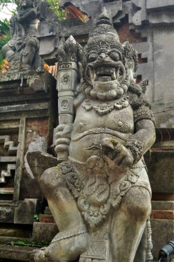 Heykel ve oyulmuş antik ilah melek tanrı Pura Dalem Agung Padangtegal in Mandala Suci Wenara Wana ya da Endonezya 'nın Bali kentindeki Maymun Ormanı' nda Hindu heykel balesi tanrısı
