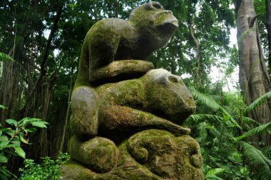 Sanat eseri ve oyulmuş antik tanrısal melek tanrı Mandala Suci Wenara Wana ya da Endonezya 'nın Bali kentindeki Ubud Kutsal Maymun Ormanı Sığınağı' ndaki Hindu heykelinin bale tanrısı.