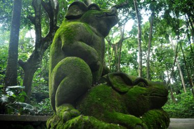 Sanat eseri ve oyulmuş antik tanrısal melek tanrı Mandala Suci Wenara Wana ya da Endonezya 'nın Bali kentindeki Ubud Kutsal Maymun Ormanı Sığınağı' ndaki Hindu heykelinin bale tanrısı.